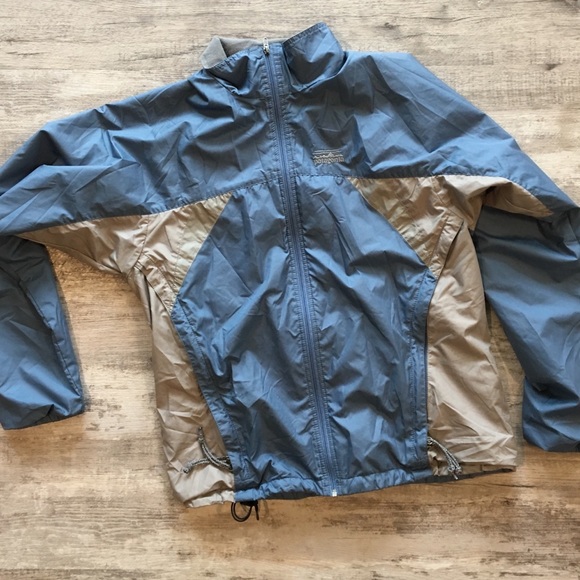 Women’s Patagonia wind breaker. - Picture 1 of 4